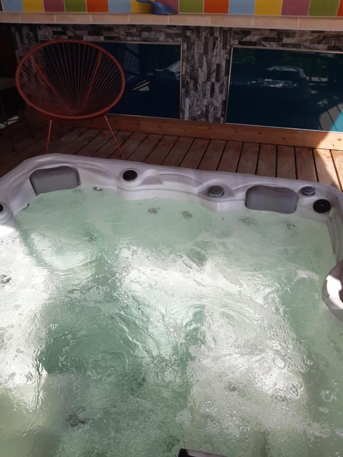 Chambre Familiale Avec Piscine Chauffee Et Jacuzzi Bernadets-Debat Bagian luar foto